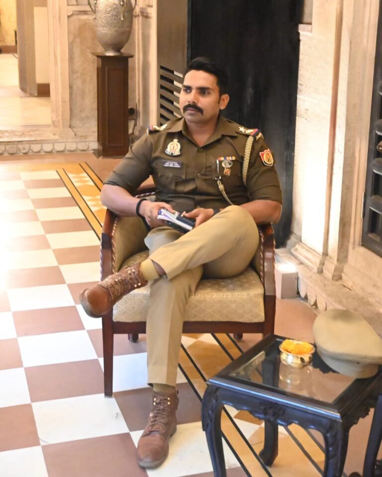 *व्यवस्था की पोल खोलती ठगी: जब रक्षक ही बन जाए भक्षक*