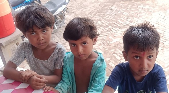 राजातालाब पुलिस ने चार घंटे के भीतर रास्ता भटके बच्चों के परिजनों की तलाश कर किया सुपुर्द