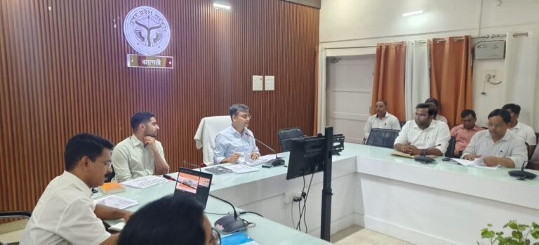 जनपद में निर्माणाधीन सभी परियोजनाओं पर तेजी से कार्य कराते हुए त्वरित गति से पूर्ण किया जाय- जिलाधिकारी