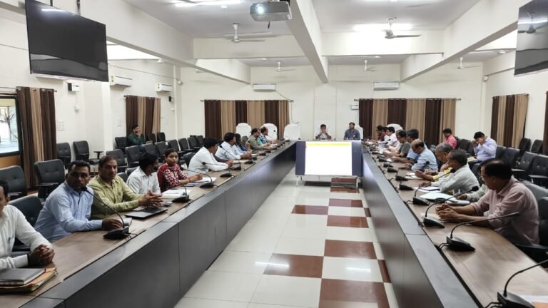 Chandauli News:प्रगति की पड़ताल:चंदौली में विकास योजनाओं की समीक्षा बैठक