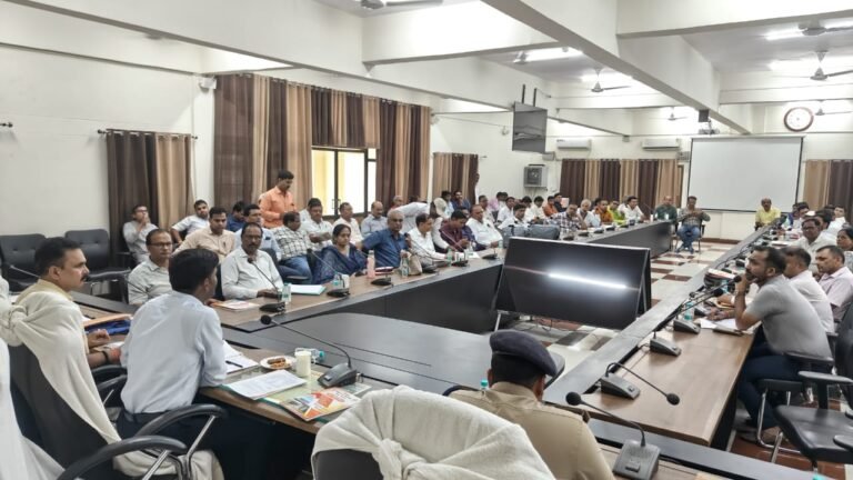 Chandauli News: नौगढ़ में ‘प्रशासन आपके द्वार’: जनता ने रखी अपनी बात, मौके पर हुआ समाधान