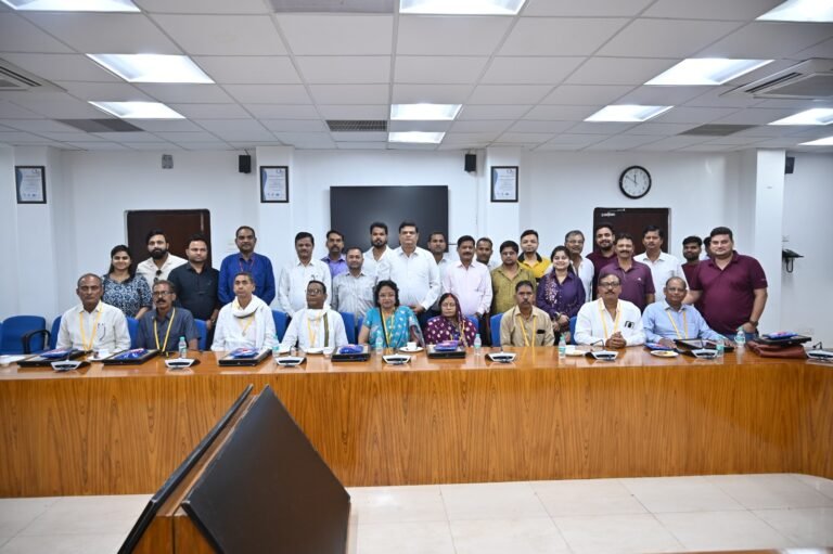 बनारस रेल इंजन कारखाना में आयोजित विदाई समारोह में सेवानिवृत्त दो अधिकारी एवं सात कर्मचारी हुए सम्मानित