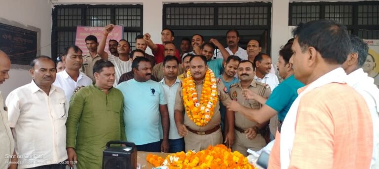 थानाध्यक्ष चकरघट्टा कि ग्रामीणों ने दी भाव  भीनी विदाई,लोगों का स्नेह देख थाना अध्यक्ष भी हुए भावुक