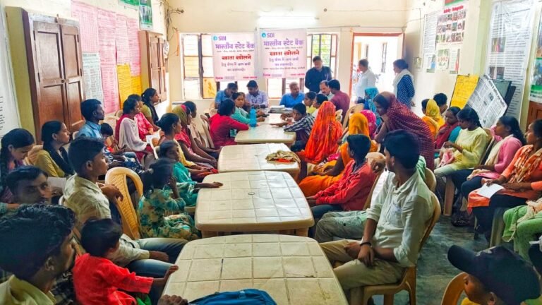 Chandauli News: बैंकिंग जागरूकता की ओर एक कदम: नौगढ़ में SBI का विशेष कैंप, ग्रामीणों में दिखा उत्साह