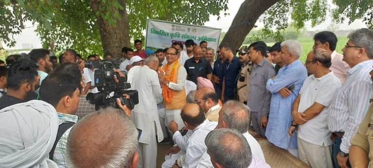 विकसित कृषि संकल्प अभियान’ के चौथे दिन उत्तर प्रदेश के मेरठ में किसानों से मिले श्री शिवराज सिंह चौहान, चारपाई पर बैठकर की चर्चा