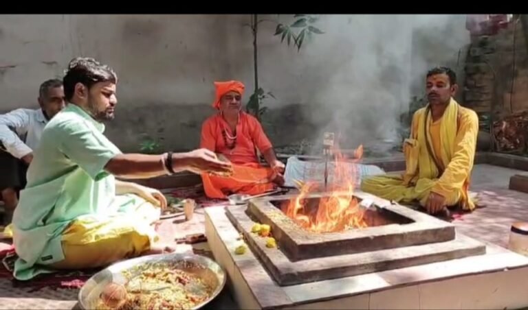 मुख्यमंत्री के दीर्घायु होने के लिए की गई लाल मिर्ची से यज्ञ