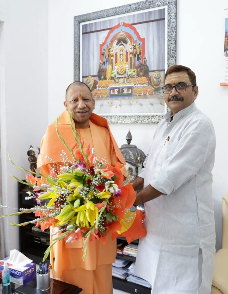 जनप्रतिनिधियों ने की सीएम योगी से भेंट, लिया आशीर्वाद