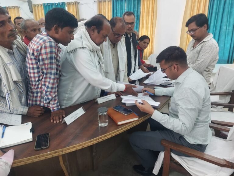 किसानो की प्रतिनिधि मंडल ने उप जिलाधिकारी राजातालाब को सौपा मांग पत्र