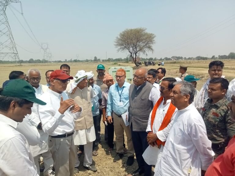 केंद्रीय कृषि राज्य मंत्री ने पनियरा गांव में की गयी धान की सीधी बुआई का किया अवलोकन व किसानों से की संवाद
