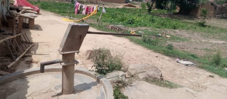 Chandauli News:लालतापुर गांव में पानी की किल्लत, ग्राम प्रधान बेखबर
