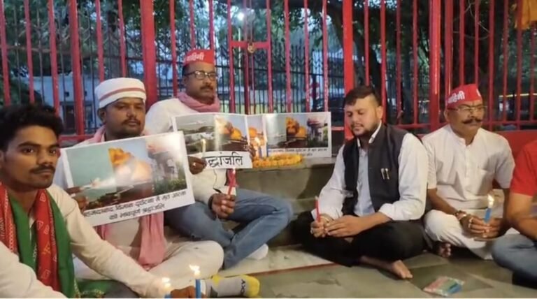 समाजवादी  पार्टी लोहिया वाहिनी के लोगो ने  अहमदाबाद प्लेन दुर्घटना में मारे गए लोगो को दी श्रद्धांजलि 