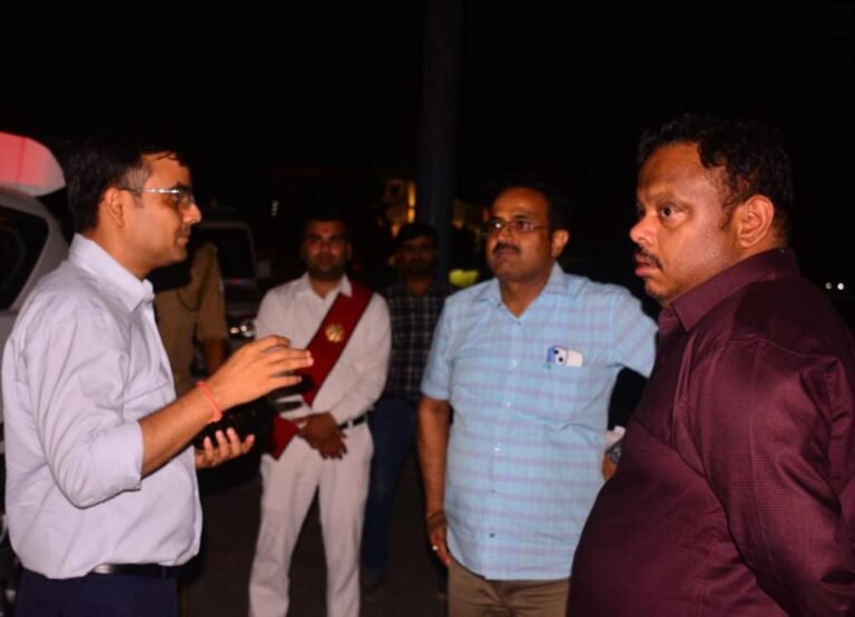 संभावित मुख्यमंत्री आगमन को लेकर जिलाधिकारी ने नवनिर्मित रेलवे ओवरब्रिज का किया निरीक्षण