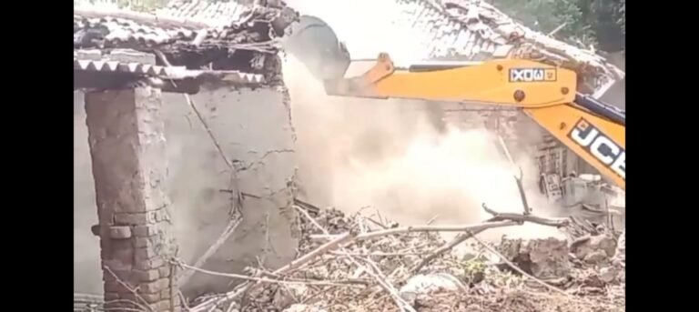 उप जिलाधिकारी के आदेश पर तालाब निर्माण हेतु बंजर भूमि पर काबिज कच्चे मकान पर चला बुलडोजर