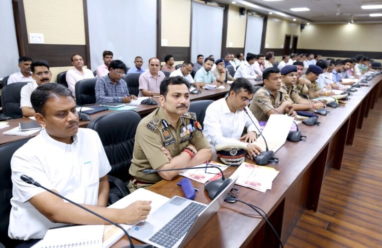 सीएम योगी ने मोहनसराय-कैंट के चौड़ीकरण एवं सुदृढ़ीकरण तथा वाराणसी-प्रयागराज रेल खण्ड पर मोहनसराय-अदलपुरा मार्ग पर बन रहे रेल उपरिगामी सेतु का स्थलीय निरीक्षण कर अगस्त तक कार्य पूर्ण करने का अधिकारियों को दिया निर्देश