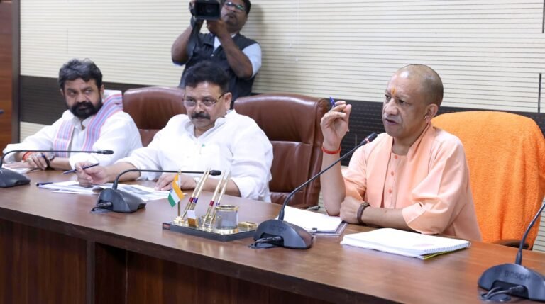 विकास परियोजनाओं को युद्ध स्तर पर अभियान चलाकर निर्धारित समयावधि में पूर्ण कराए-योगी आदित्यनाथ