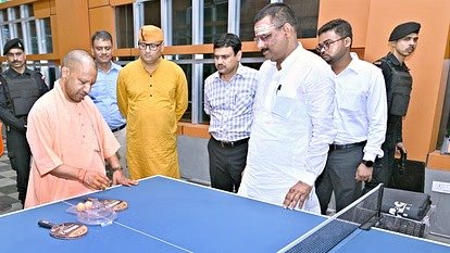 देर शाम सड़क पर उतर सीएम योगी ने जानी विकास की हकीकत