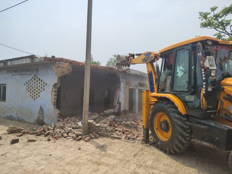 जिले में अवैध एवं बिना मान्यता के संचालित 03 मदरसों के विरूद्ध की गई ध्वस्तीकरण की कार्यवाही