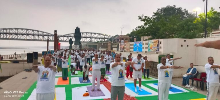 95 वें सीआरपीएफ बटालियन के जवानों के साथ गोवर्धन पूजा समिति पदाधिकारीयों ने नमो घाट पर किया योगाभ्यास