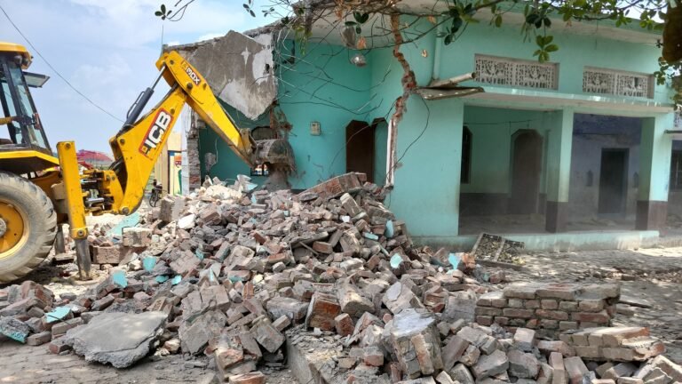 श्रावस्ती में गरजा सीएम योगी का बुलडोजर, आधा दर्जन अवैध निर्माण ढहाए