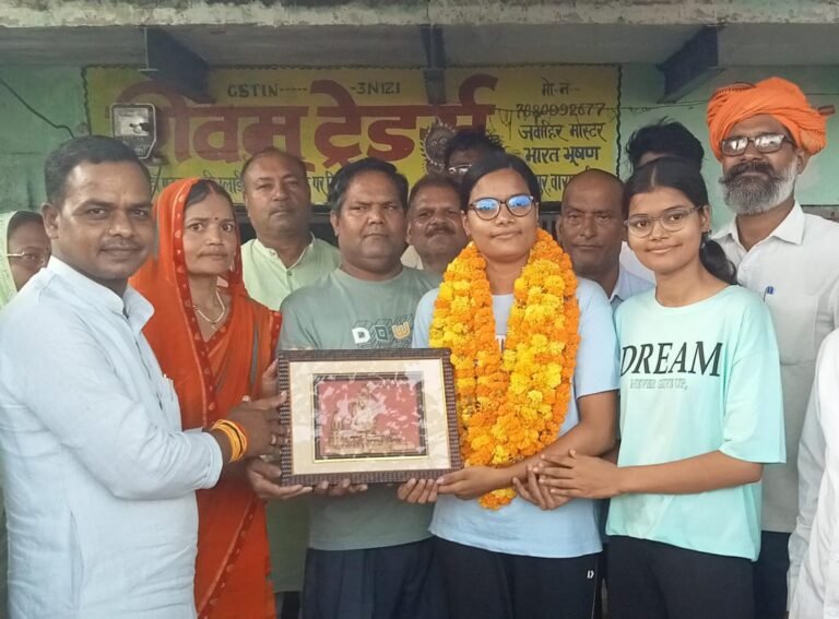 रोहनिया विधायक ने एमबीबीएस की परीक्षा उत्तीर्ण करने वाली किसान की बेटी को किया सम्मानित