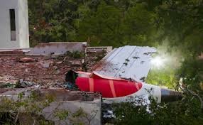 अहमदाबाद  विमान दुर्घटना मरने वाले डॉक्टरों की लाशें इधर-उधर पड़ी हैं और वे हमें घर खाली करने पर मजबूर कर रहे हैं!उनकी  एक पीड़ा ये भी है