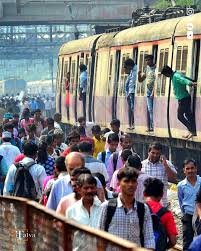 मुंबई में बड़ा हादसा, लोकल ट्रेन से गिरकर 5 लोगों की दर्दनाक मौत…