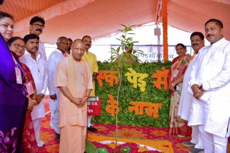 मुख्यमंत्री योगी आदित्यनाथ ने चंदौली में लगाए एक पेड़ माँ के नाम
