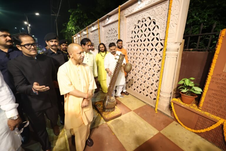 मुख्यमंत्री ने बाढ़ पीड़ितों को राहत सामग्री वितरित किया