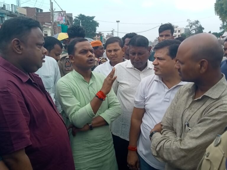 रोहनिया बाजार में डिवाइडर लगाकर चौराहा बंद किए जाने के व्यापारियों ने किया विरोध,रोका निर्माण कार्य