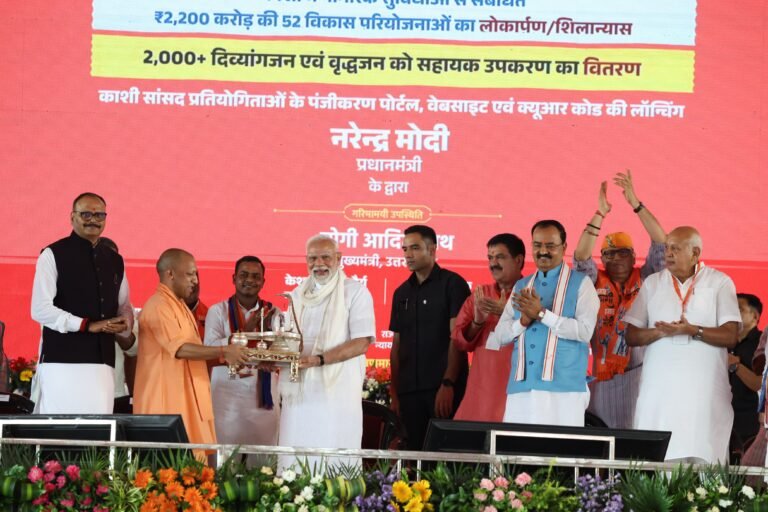 मुख्यमंत्री ने प्रधानमंत्री को भेंट किया जीआई क्राफ्ट निर्मित अद्भुत शिवलिंग, नंदी और त्रिशूल