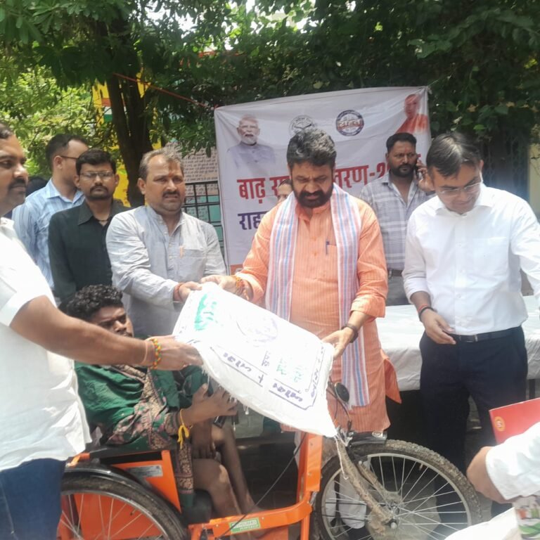 बाढ़ पीड़ितों के संकट मोचक बने सीएम योगी, अब तक 6 लाख से अधिक लोगाें को दी राहत