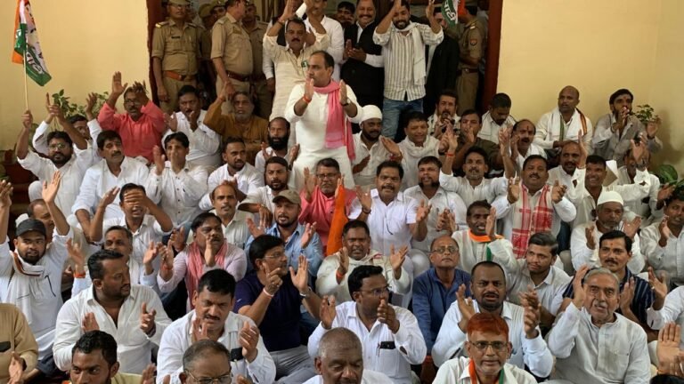 * विपक्ष के नेताओं की गिरफ्तारी को लेकर वाराणसी में प्रदर्शन