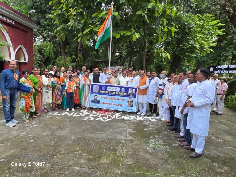आजादी क्या होती है और कैसी मनानी  चाहिए इसको साकार किया रोटरी क्लब बनारस में पक्षियों को आजाद कर मनाया आजादी का 79 वा स्वतंत्रता दिवस
