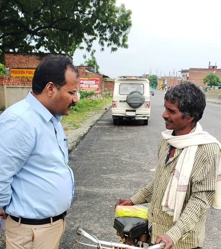 जिला कृषि अधिकारी ने आराजी लाइन व सेवापुरी क्षेत्र के विभिन्न गांवों में भ्रमण कर फसलों का किया निरीक्षण