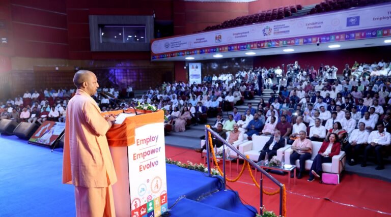 यूपी के अंदर कार्य करने वाले युवाओं को न्यूनतम वेतन की मिलेगी गारंटी: सीएम योगी