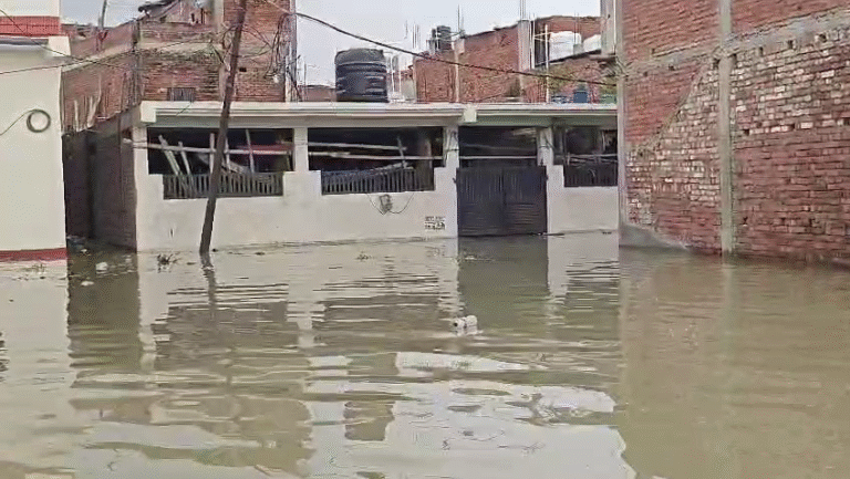 प्रयागराज ;-  गंगा यमुना का जलस्तर लगातार बढ़ने से शहरी एवं ग्रामीण के रिहायसी इलाके जलमग्न