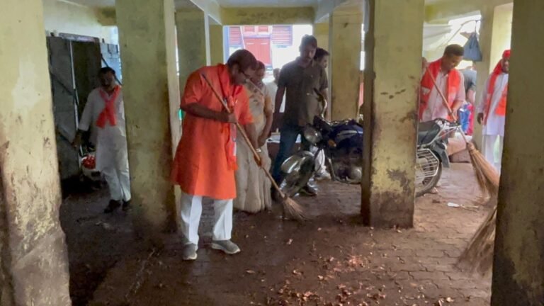 पूर्व मंत्री  डॉक्टर नीलकंठ तिवारी का स्वक्छता अभियान 45 वे दिन जारी  रहा 