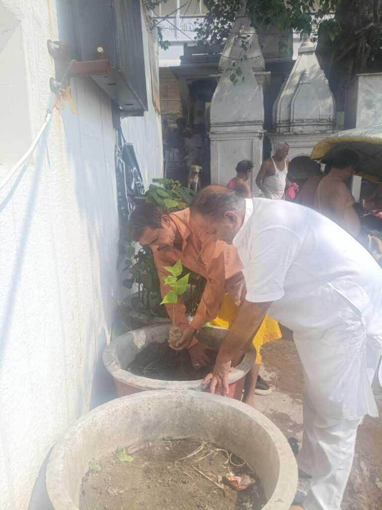 पीएम मोदी की मां की स्मृति में पौधा रोपण व पौधा वितरण