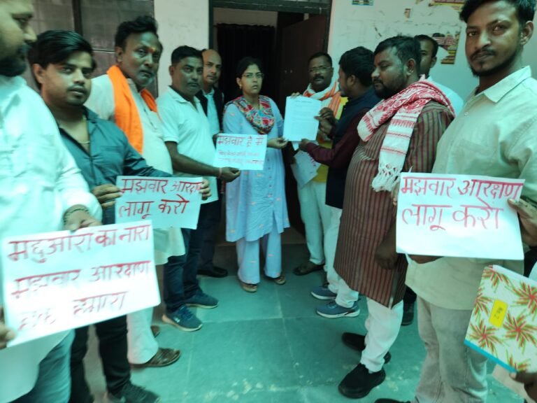 अनुसूचित जाति का आरक्षण मांग को लेकर मांझी समाज ने प्रदर्शन के साथ तहसीलदार को सौंपा ज्ञापन