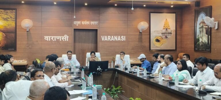 मंडलायुक्त द्वारा सचिव के समक्ष अभी तक हुए कार्यों पर प्रस्तुतीकरण दिया गया