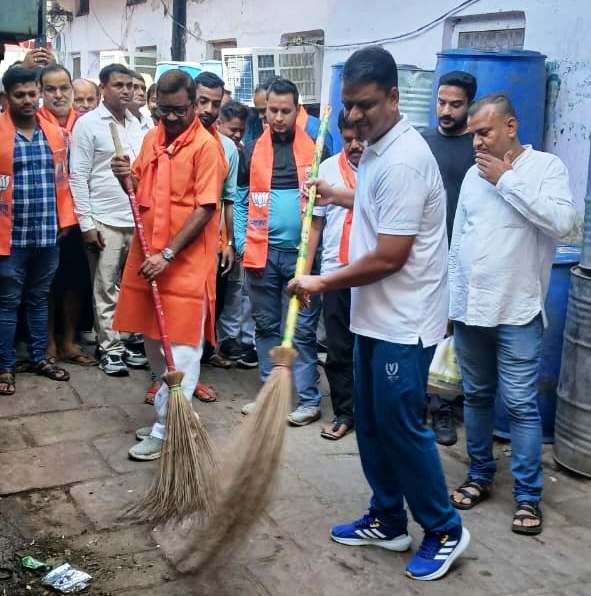 पूर्व मंत्री एवं कमिश्नर ने स्वच्छता अभियान चलाकर क्षेत्रवासियों को स्वच्छता का संदेश भी दिया