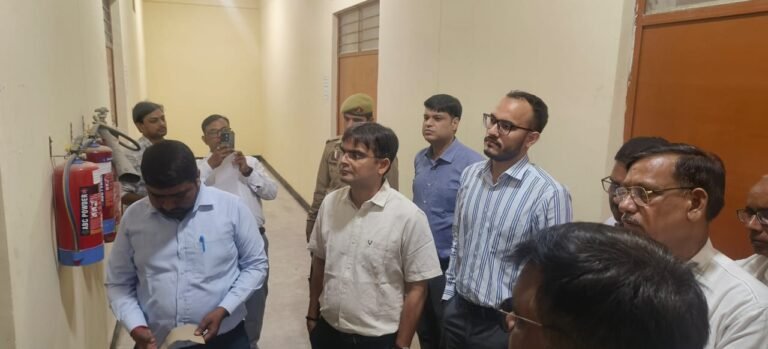 जिलाधिकारी ने ई०वी० एम० वेयर हाउस का त्रैमासिक आन्तरिक निरीक्षण किया