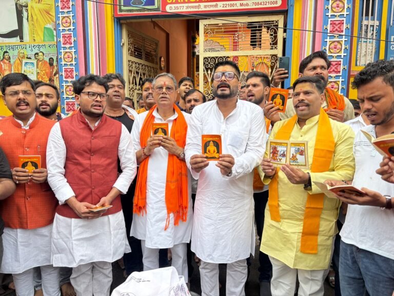 वाराणसी में  हनुमान चालीसा को लेकर हिन्दू मुस्लिम आमने सामने ,  मुस्लिम संगठनों  ताला बंद  , तो हिन्दू  संगठनों ने किया पाठ