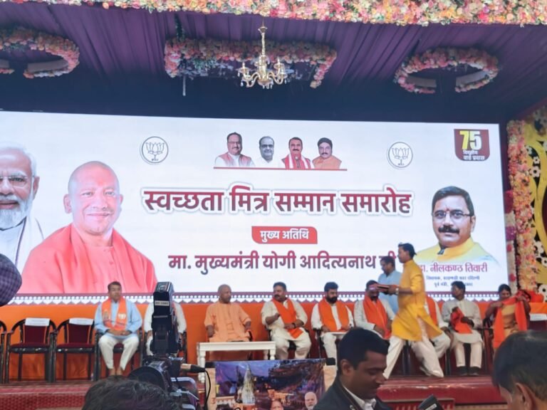 मुख्यमंत्री योगी आदित्यनाथ पहुंचे वाराणसी , अन्नपूर्णा  मंदिर ट्रस्ट  के साथ डॉ नीलकंठ तिवारी के कार्यक्रम में हुए शामिल;