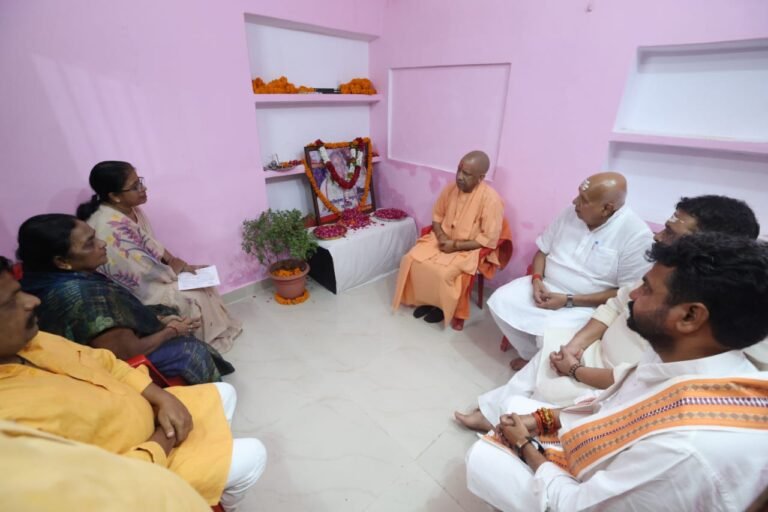 मुख्यमंत्री ने पंडित छन्नूलाल मिश्र को दी श्रद्धांजलि, परिजनों से मिलकर संवेदना व्यक्त की