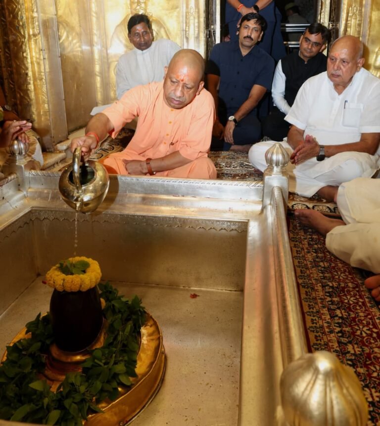 मुख्यमंत्री ने की बाबा विश्वनाथ की आराधना, काशी कोतवाल’ काल भैरव के दर पर भी झुकाया शीश