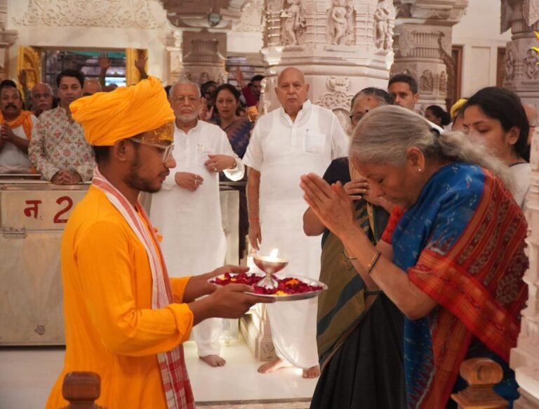 अयोध्या में वित्त मंत्री निर्मला सीतारमण ने परिवार संग उतारी प्रभु श्रीरामलला की आरती