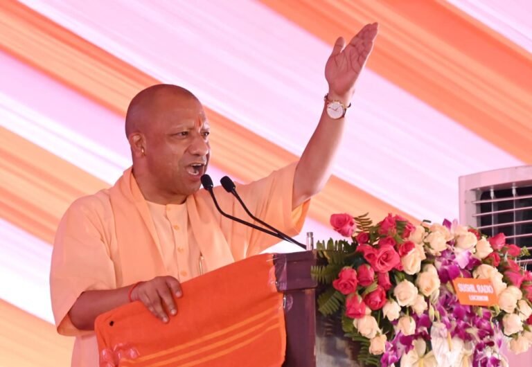 सपा मुखिया को संतों, सामाजिक न्याय के पुरोधाओं में सांप्रदायिकता दिखती है और दंगाइयों में शांति के दूत नजर आते हैंः योगी