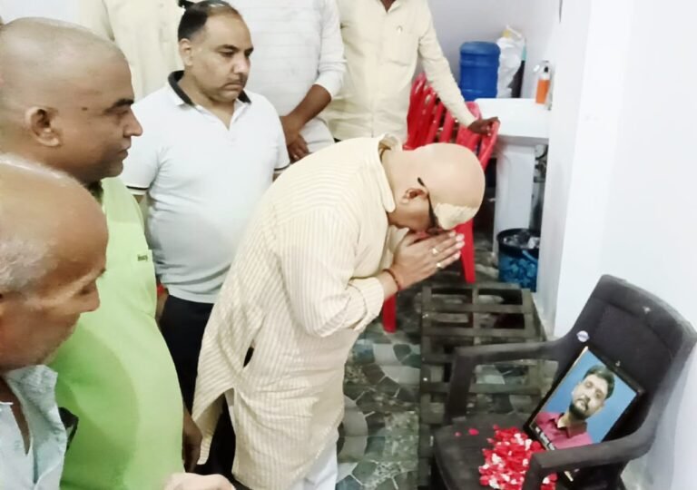 प्रदेश कांग्रेस अध्यक्ष अजय राय आज वाराणसी के बड़ी पियरी, कबीरचौरा निवासी स्व. हिमांशु सिंह जी के त्योदशा पर पहुँचे। उन्होंने शोकाकुल परिवार से मुलाकात कर उन्हें सांत्वना दी और दिवंगत आत्मा को श्रद्धांजलि अर्पित की