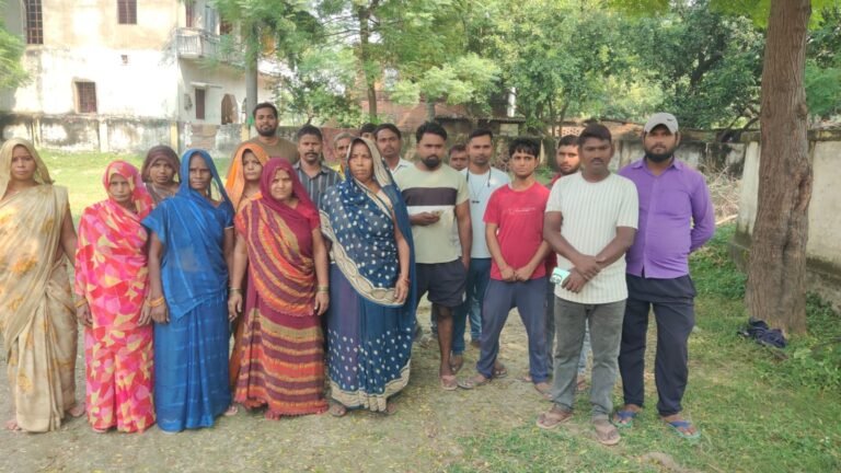 वाराणसी के परमानंदपुर गांव के लोगों ने प्राचीन हनुमान मंदिर पुजारी द्वारा अवैध कामों को लेकर किया विरोध